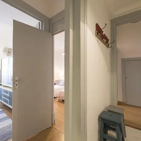 Downtown Doll's House ליסבון